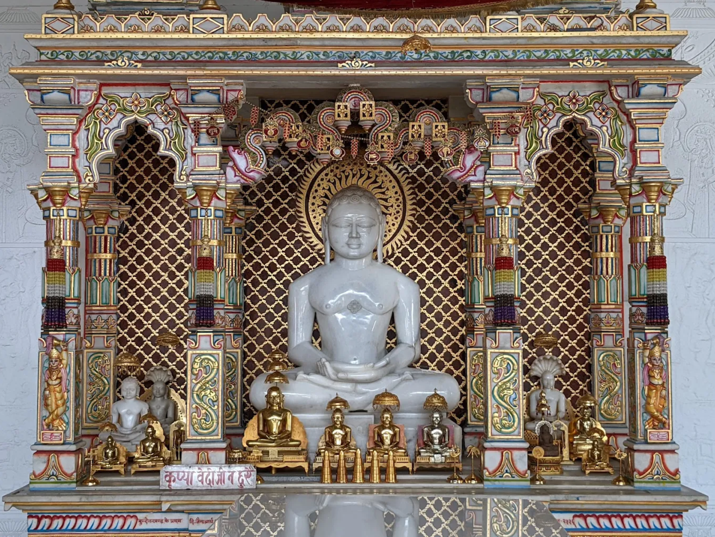 भगवान महावीर स्वामी — श्वेत संगमरमर प्रतिमा, स्वर्णिम सिंहासन